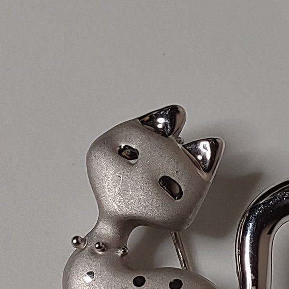Silver Tone Metal Spotted Cat Brooch - Picture 7 of 11